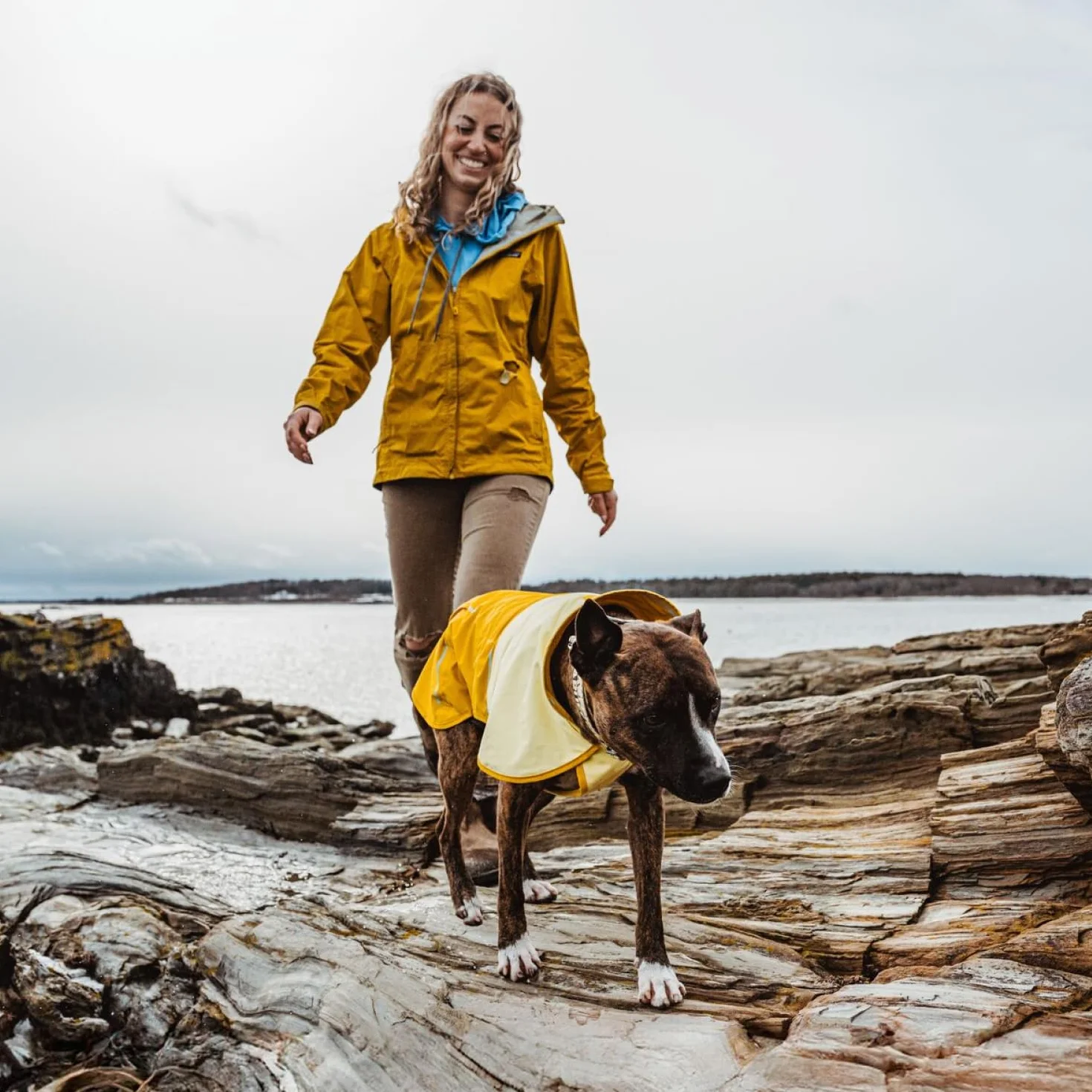 RUFFWEAR Kurtka przeciwdeszczowa dla psa X-Large, wodoodporna i wiatroodporna, kolor żółty mineralny