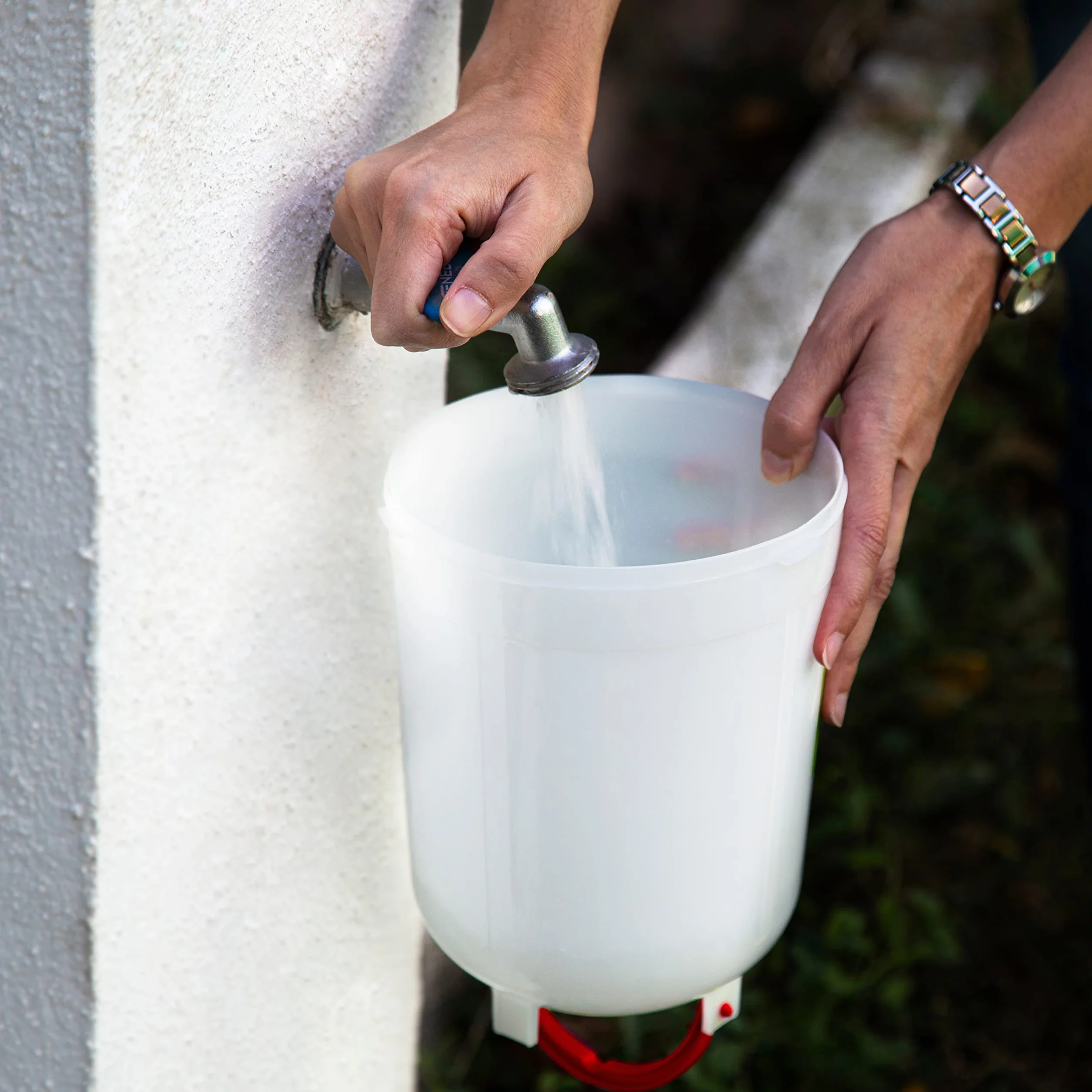 Karmidło + poidło na nóżkach dla kur i innego drobiu - Karmidło 4 kg i poidło 5 l - opakowanie z bardzo odpornego czerwonego plastiku