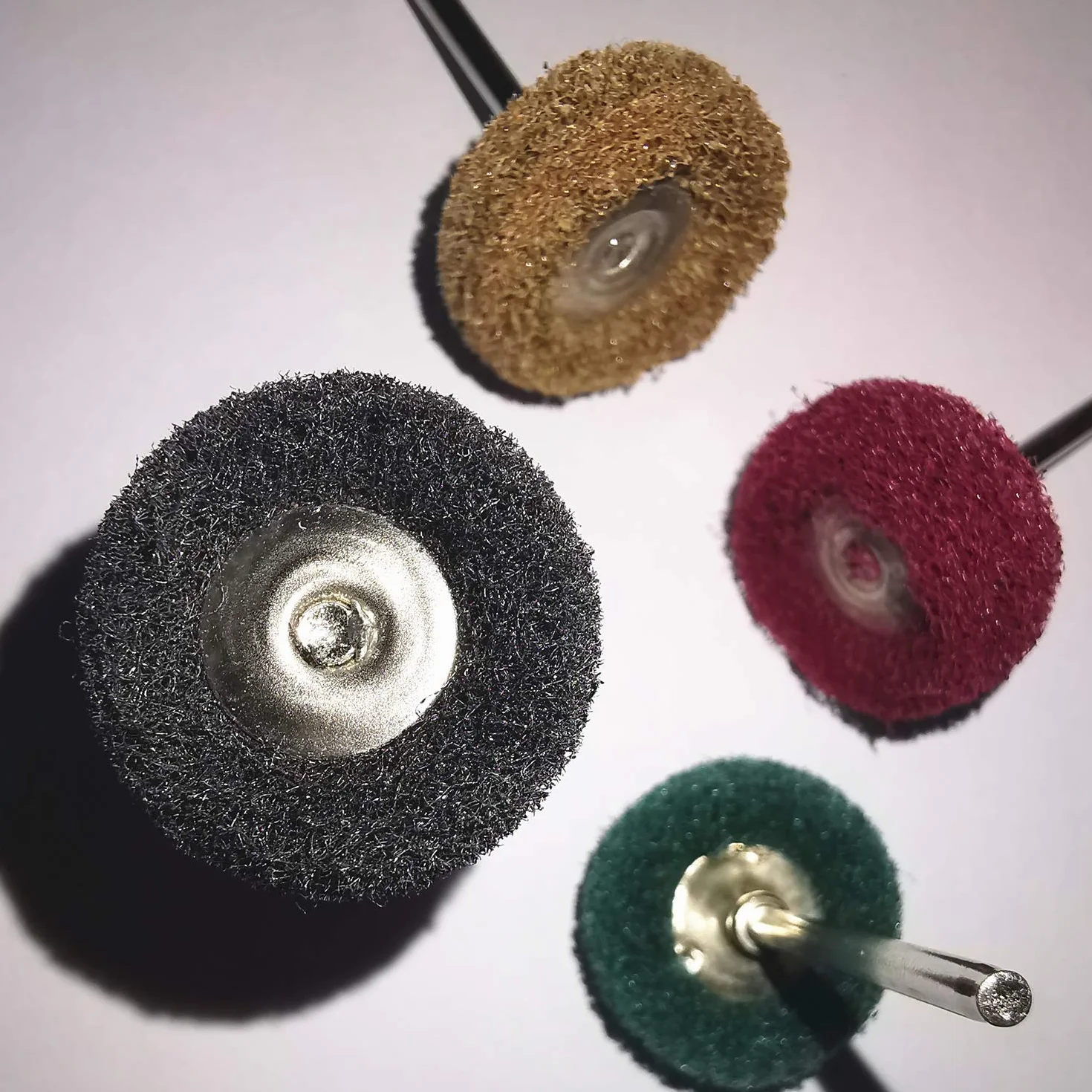 40 sztuk ściernych kół, 1" (25 mm) ścierne tarcze polerskie zestaw do ściernych narzędzi obrotowych Dremel - 1/8" (3 mm) trzpień
