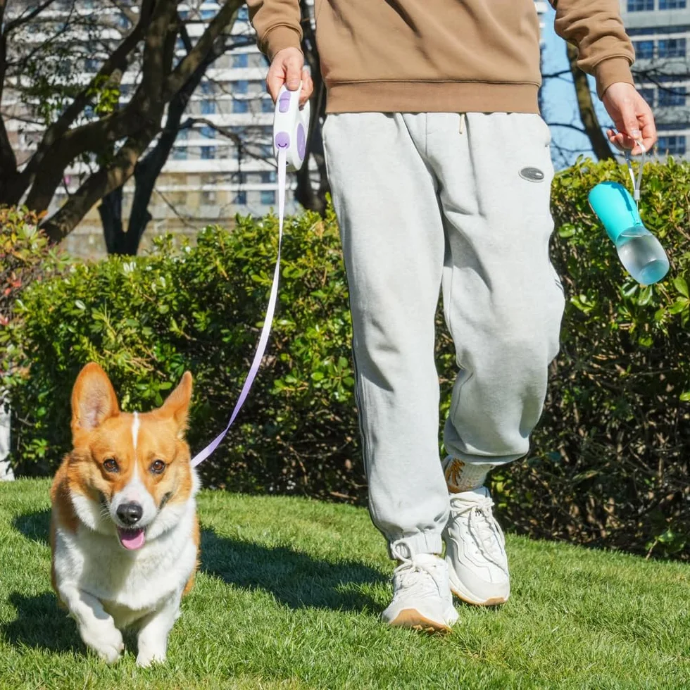 Butelka na wodę dla psa z piszczącą piłką czerwona