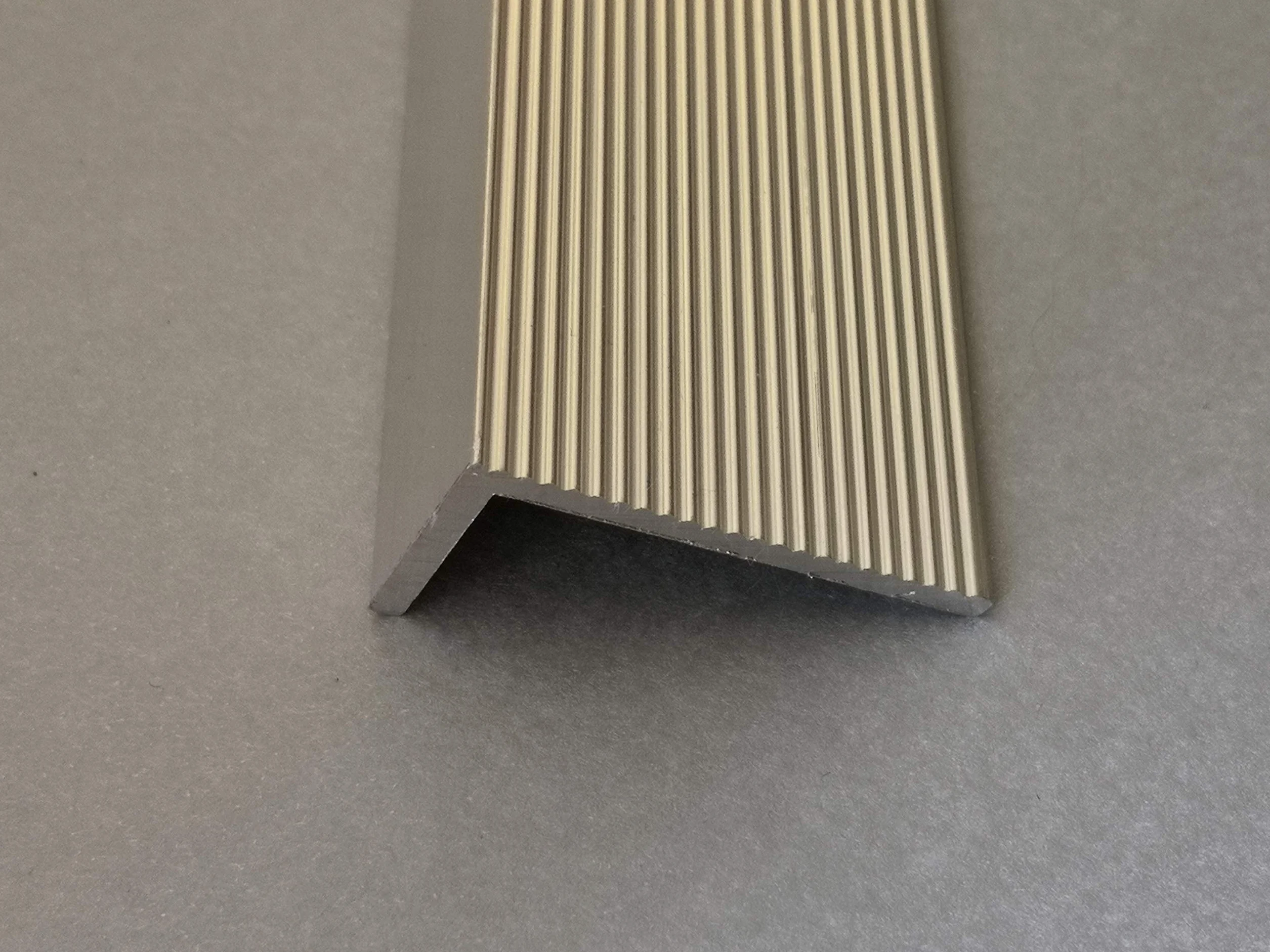 Aluminiowy kątownik schodów ryflowany antypoślizgowy 200 cm 50 x 20 x 3,5 mm