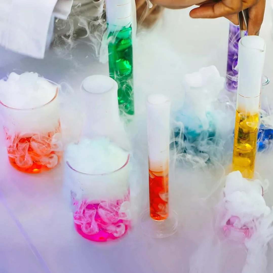 4-stopniowy zestaw zlewek Erlenmeyer, zestaw cylindrów z miarką, 3 szklane cylindry z 3 stożkowymi buteleczkami, z 3 szklanymi pipetami, 2 szklane mieszadła i 2 szczotki do mycia