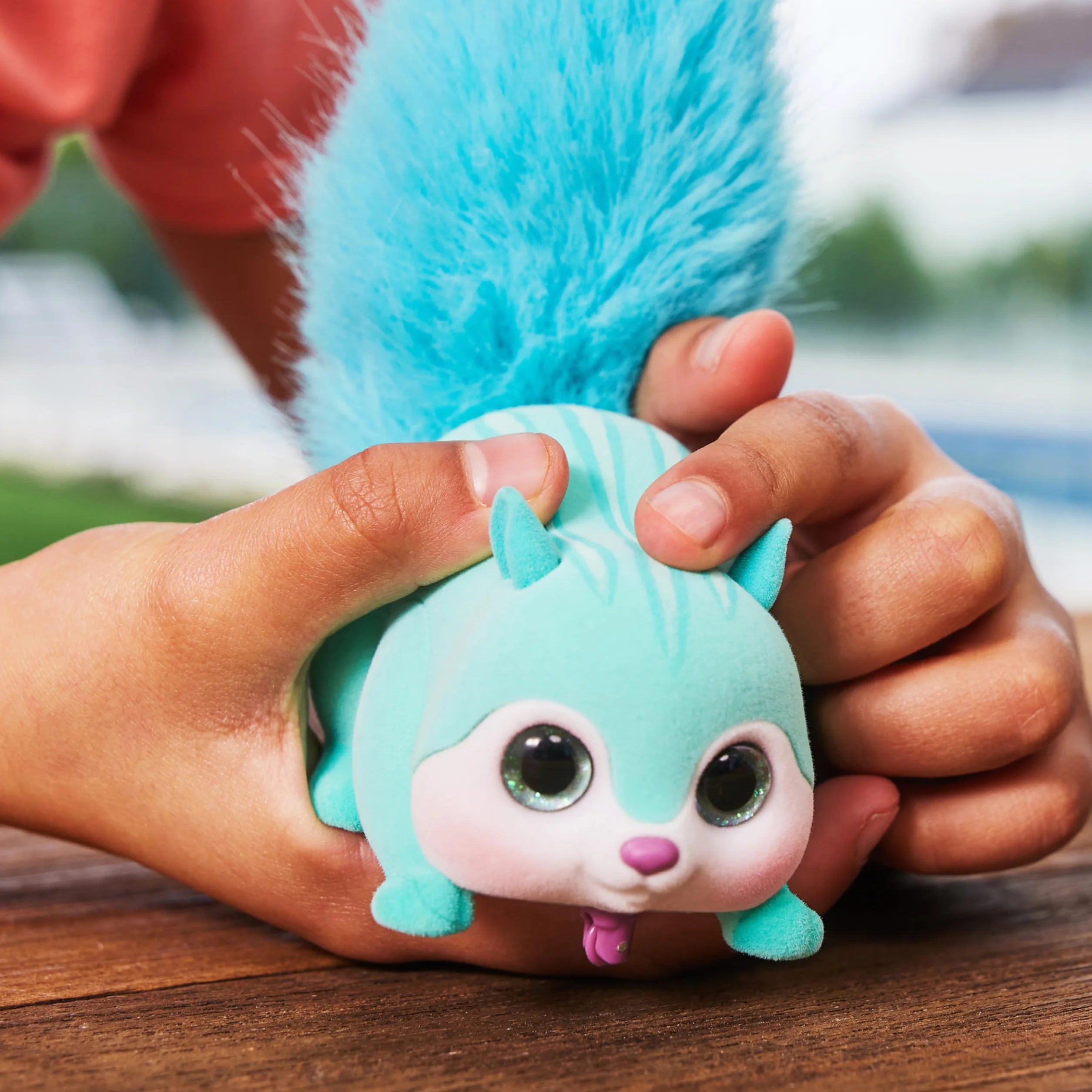 Pets Alive Scurry'n Squirrel Pink firmy ZURU – interaktywny robot zwierzak, ruchoma wiewiórka z realistycznymi mi i dźwiękami, od 2 lat