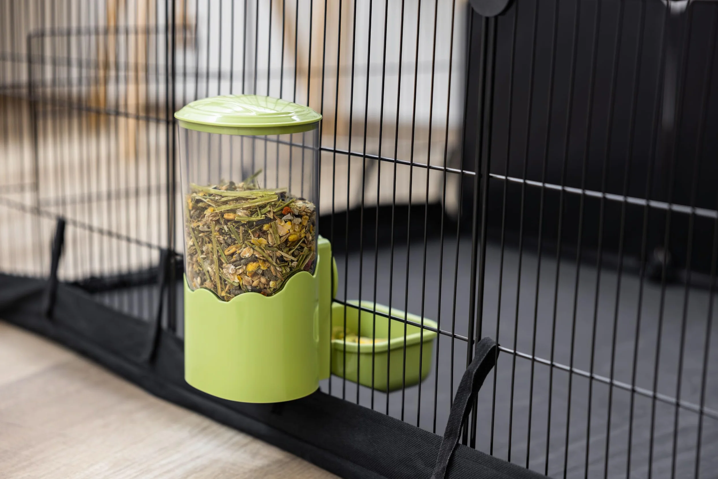 Kerbl Pet Dozownik Karmy 1000 Ml, dla Królików i Małych Zwierząt, Mocowanie Siatkowe, Automatyczne Przesuwanie, Wytrzymały, ZielonyPrzezroczysty, 11X20X20 Cm
