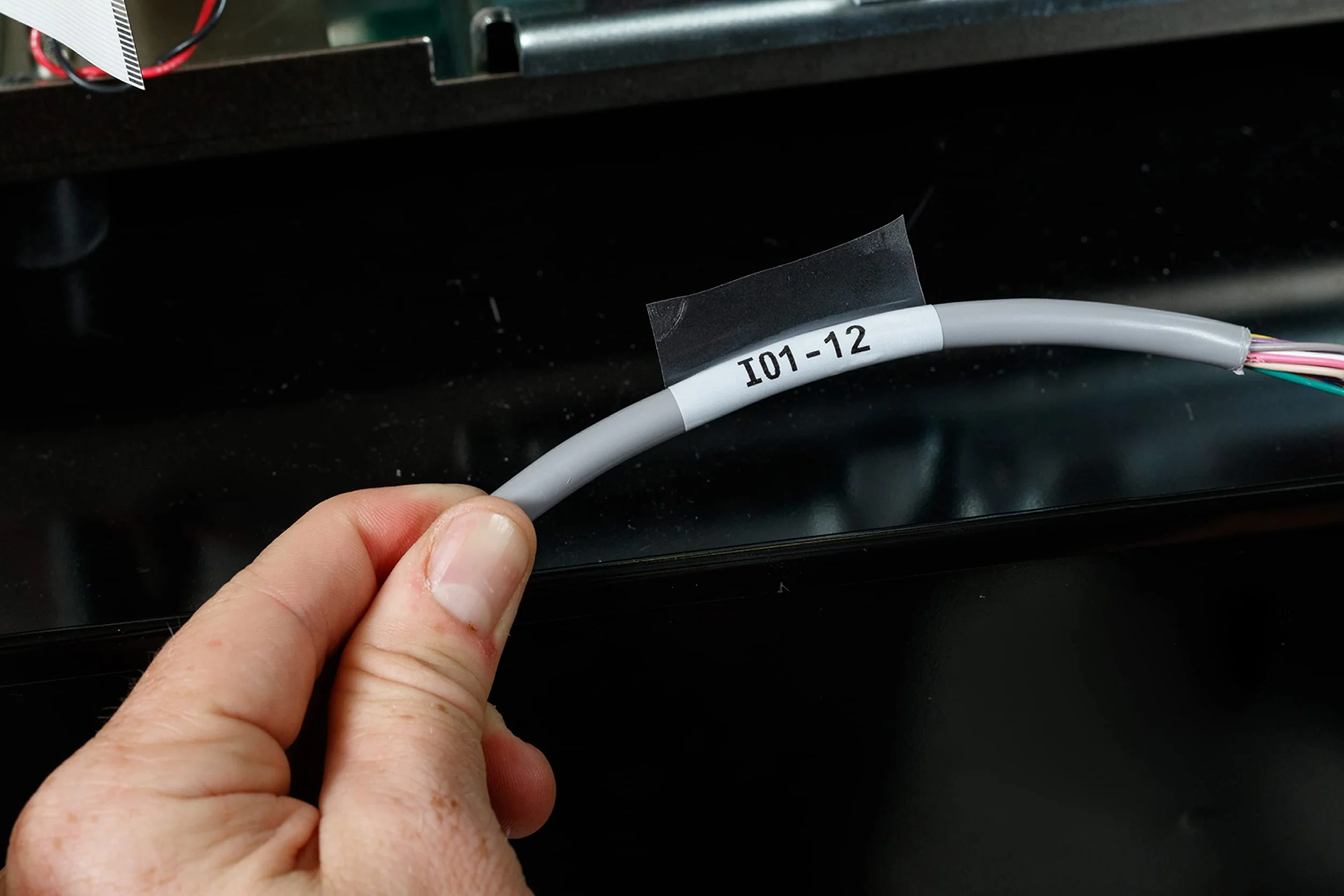 Brady Samoprzylepna taśma winylowa z etykietą (M21-1000-427) - czarna na białej, przezroczysta taśma - kompatybilna z drukarką etykiet BMP21-PLUS - długość 35 cm, szerokość 2,5 cm