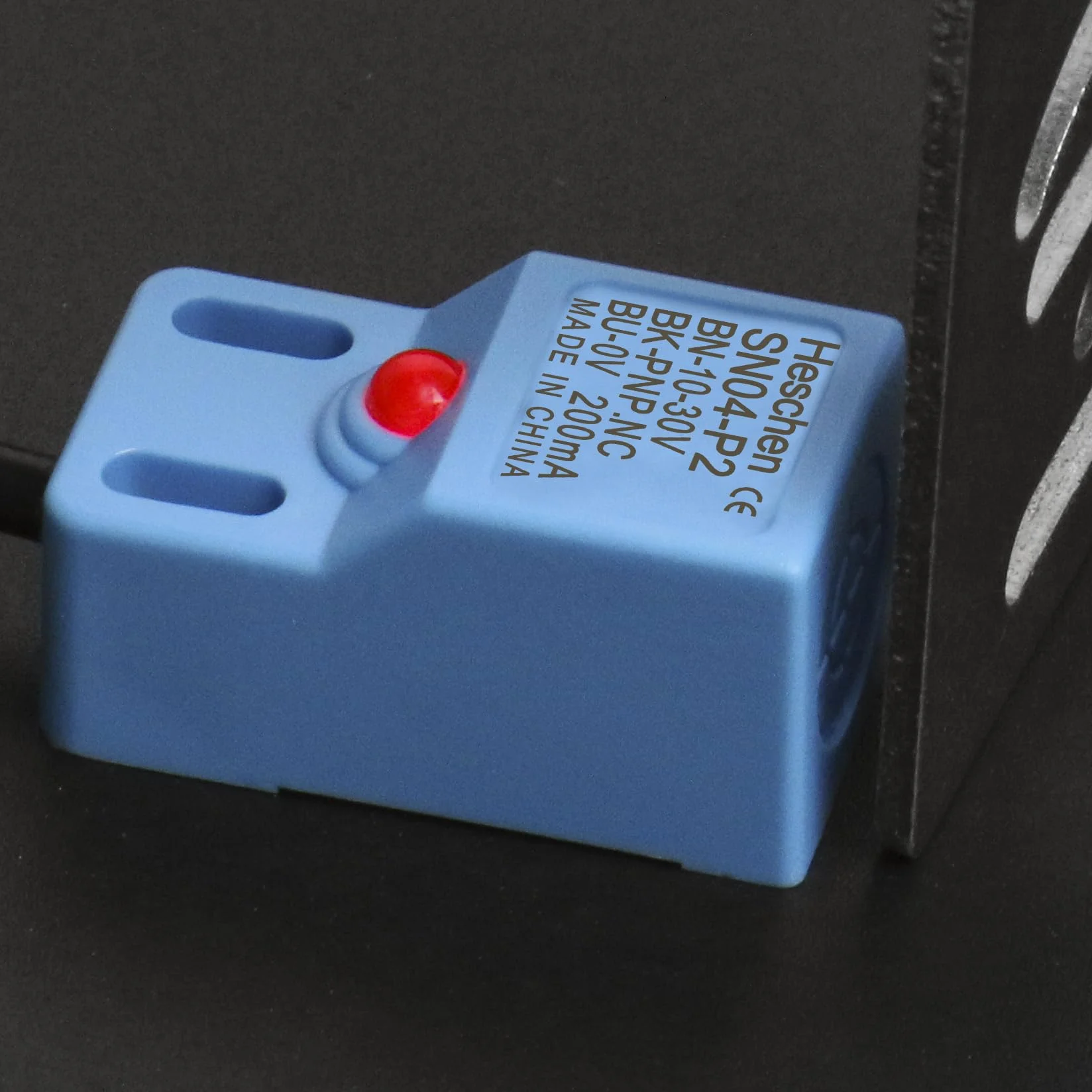 Heschen Kwadratowy czujnik zbliżeniowy indukcyjny przełącznik typu non-Shield SN04-P2 odległość detektora 5 mm 10-30 VDC 200 mA PNP normalnie zamknięty (NC) 3 przewody