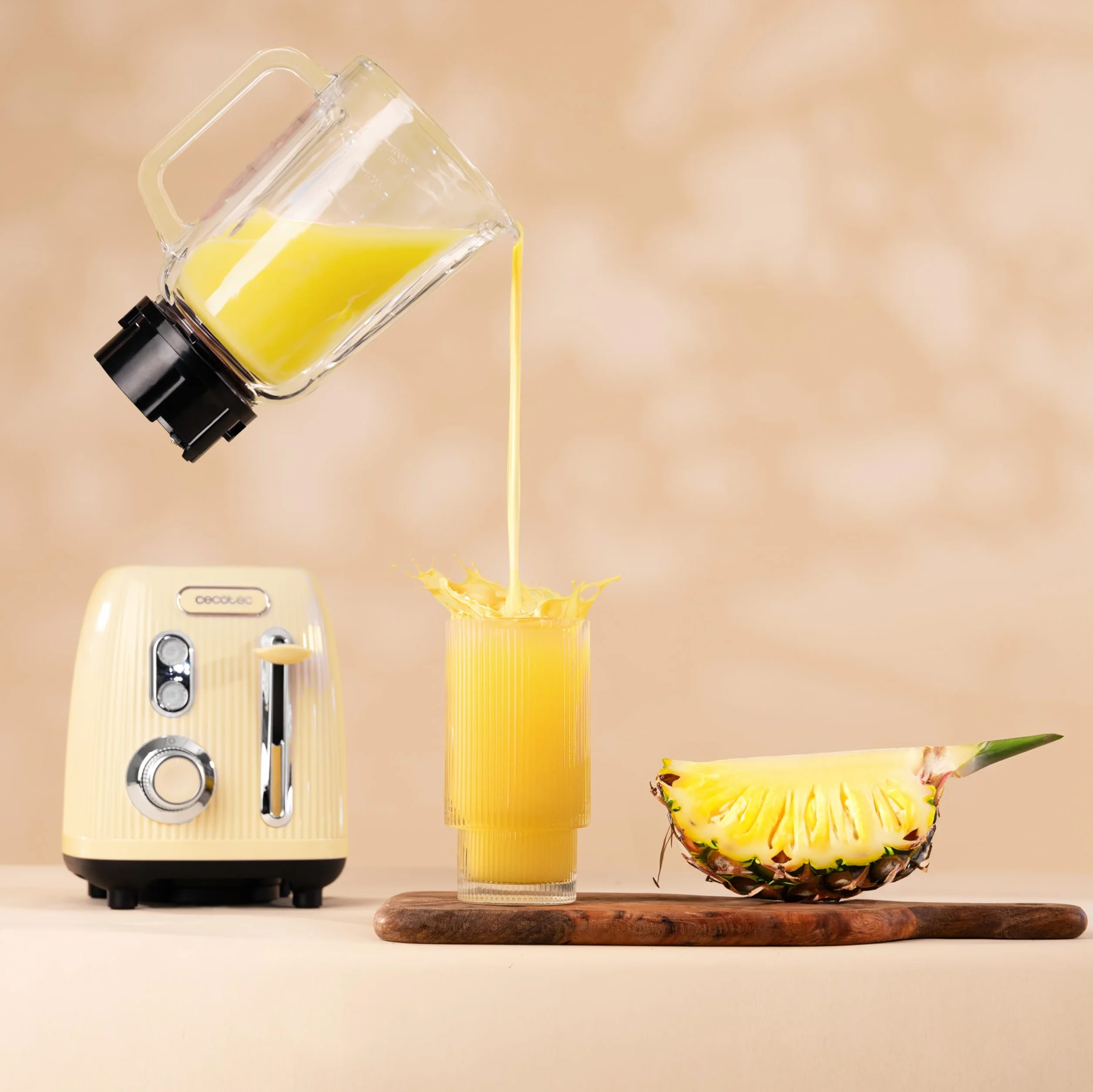 Cecotec Mikser stojący Retro Power Black Titanium RetroYellow, maksymalna moc 1200 W, szklany pojemnik 1,5 l, regulowana prędkość, 4 ostrza z czarną powłoką tytanową, silnik 100% miedziany