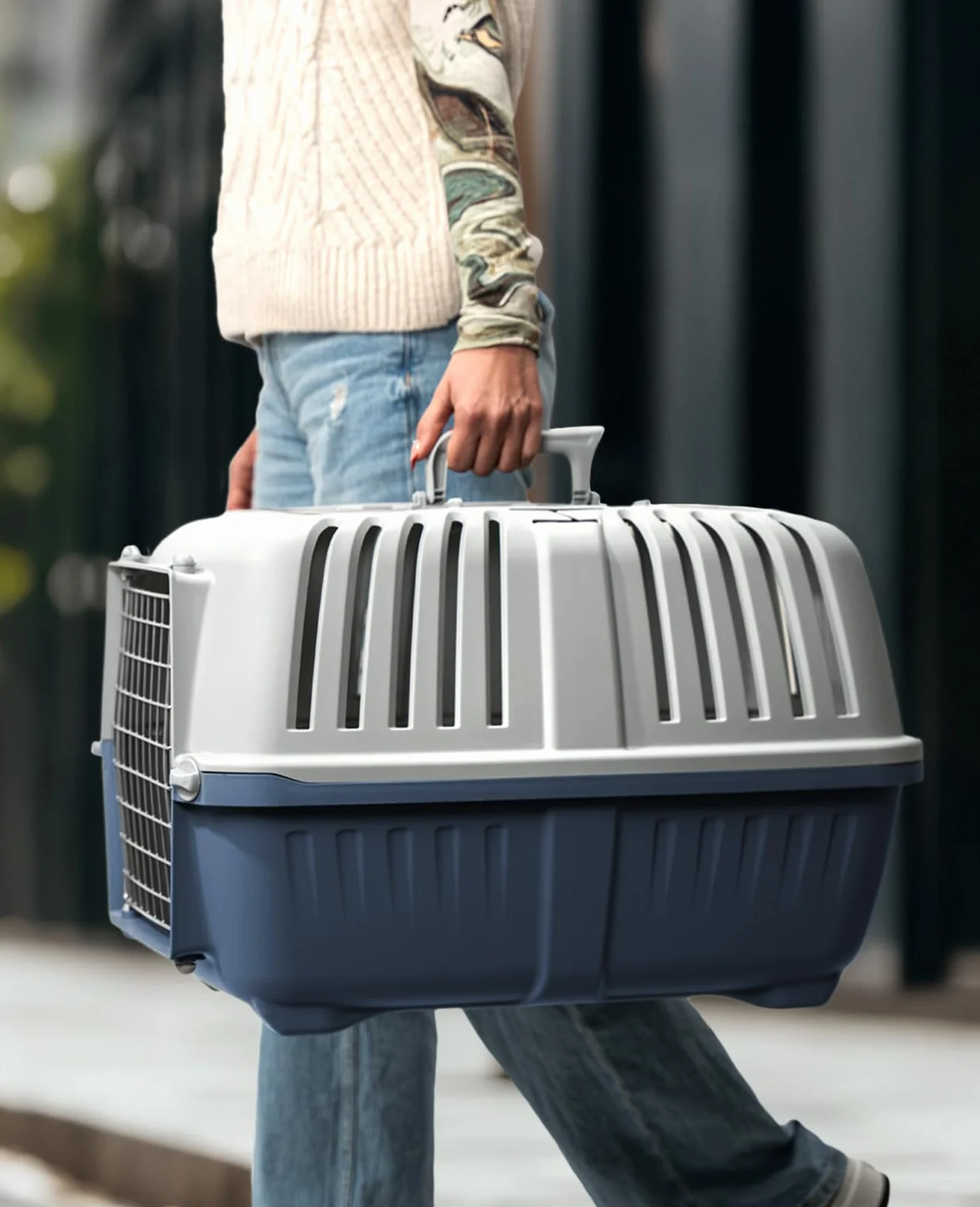 lionto Transporter dla psa z tworzywa sztucznego i kratką metalową, 58,5x35,5x40 cm, z uchwytem i zamknięciem, idealny także dla kota i małych zwierząt, do 15 kg, niebieski