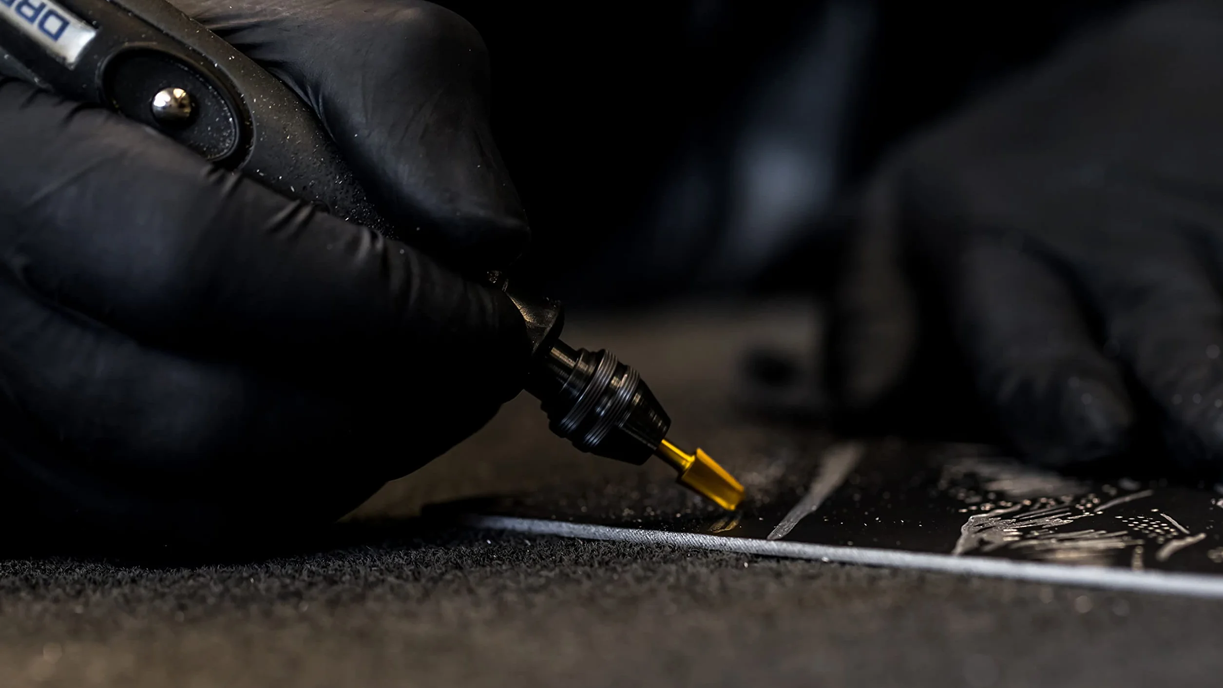 Dremel MAX Wytrzymały frez szybkotnący (117DM) 2 powlekane tytanem wytrzymałe frezy do rzeźbienia i grawerowania, 6,4 mm, maksymalna żywotność