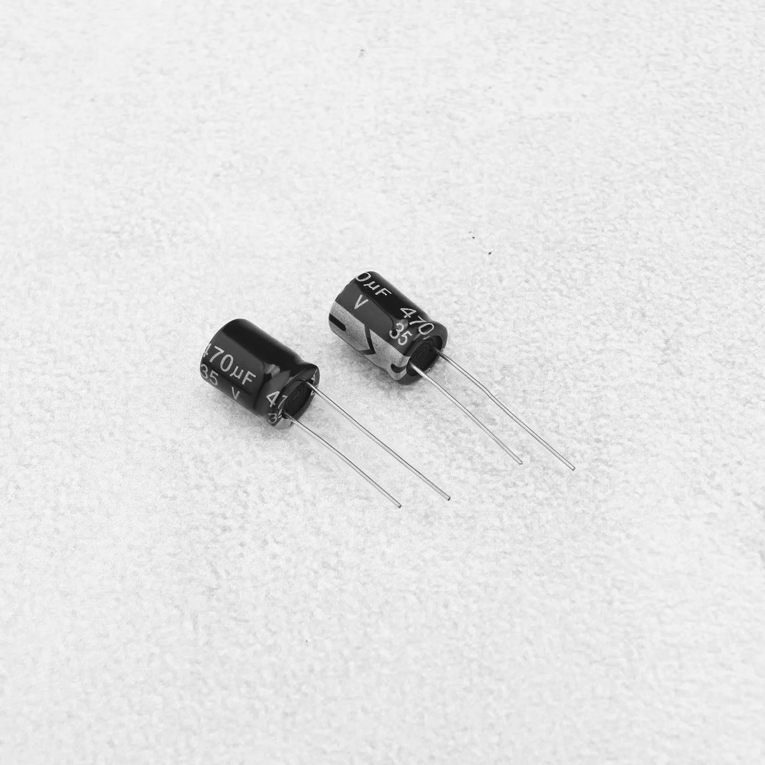 Kondensatory 470uf 35V aluminiowe promieniowe kondensatory elektrolityczne 105C wysoka temperatura do naprawy elektroniki, oświetlenie LED, wzmacniacze audio, 10 x 13 mm