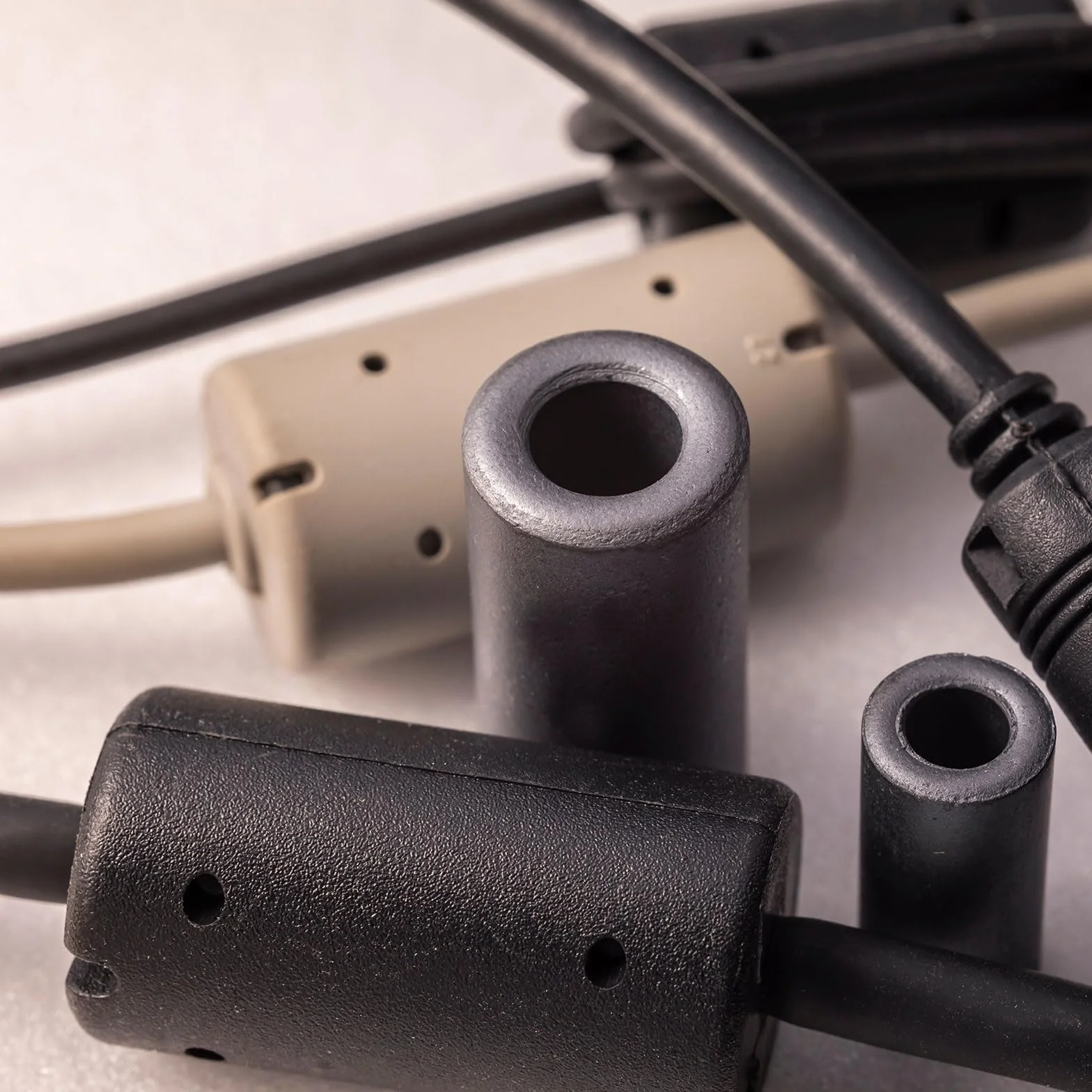 QUARKZMAN 20 szt. Clip-on Ferrite Ring Core (5 rozmiarów), pierścienie ferrytowe EMI RFI do kabli 3,5 mm/5 mm/7 mm/9 mm/13 mm, czarny