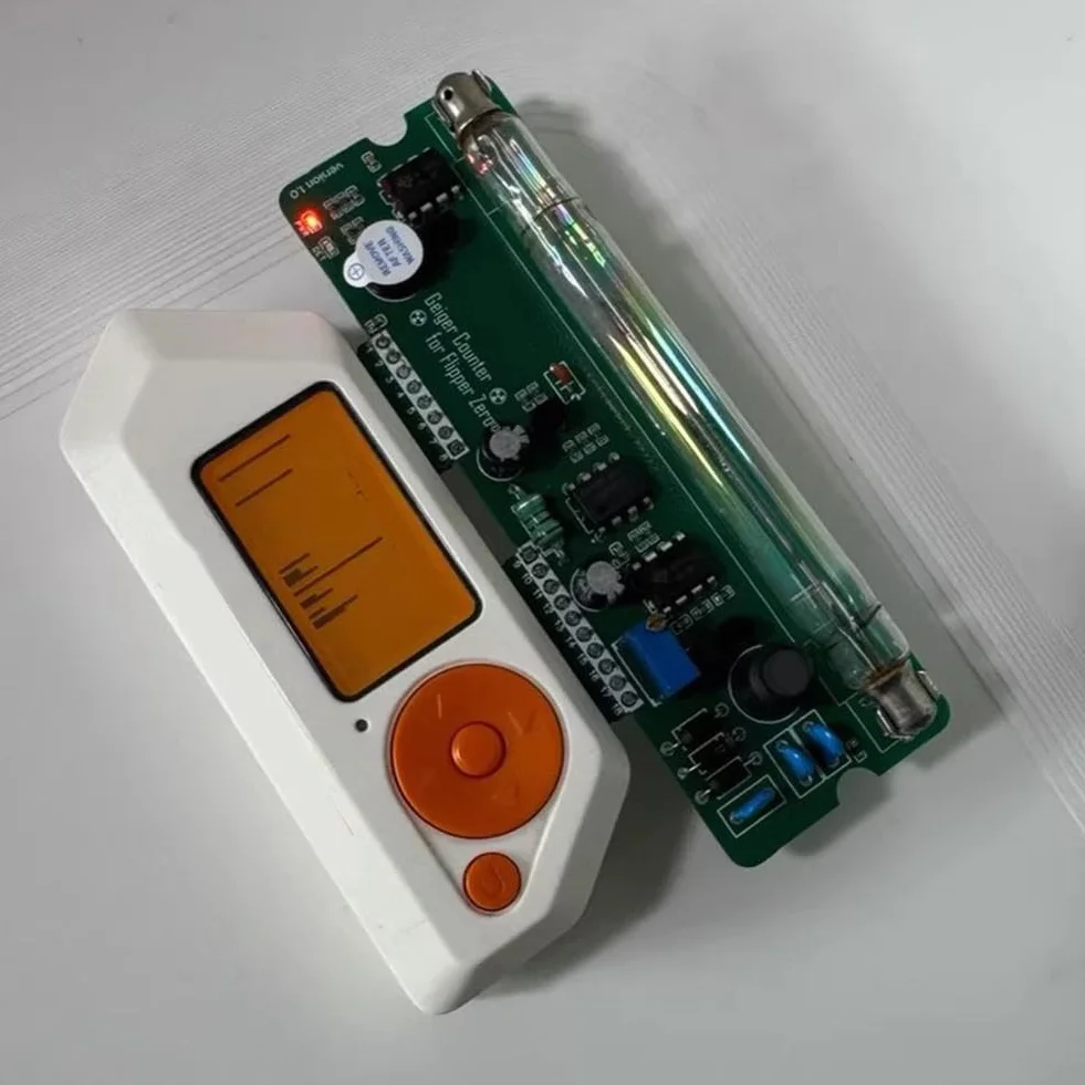 Do licznika Flipper Zero Geigera, używanego do kontroli radiologicznej i dawki radiologicznej za pomocą rurki Geigera J305. Współpracuje z aplikacją for Geiger Counter
