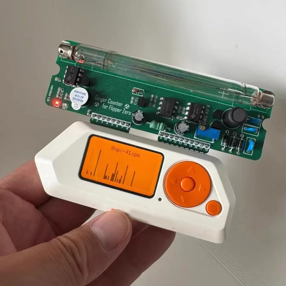 Do licznika Flipper Zero Geigera, używanego do kontroli radiologicznej i dawki radiologicznej za pomocą rurki Geigera J305. Współpracuje z aplikacją for Geiger Counter