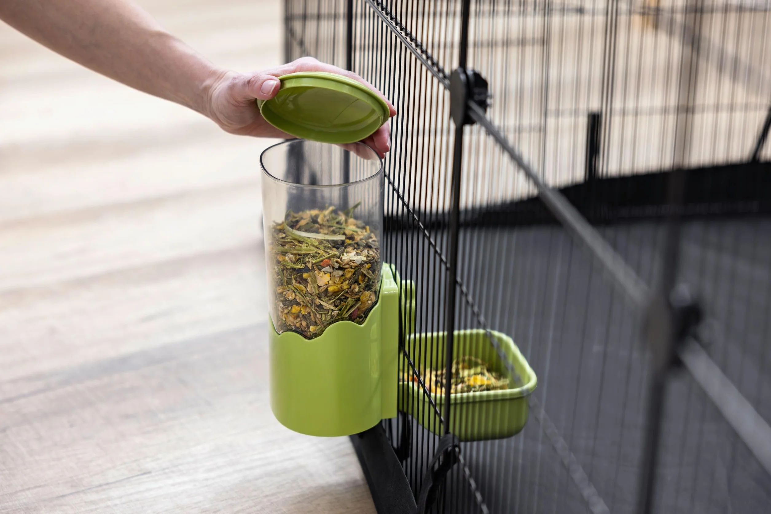 Kerbl Pet Dozownik Karmy 1000 Ml, dla Królików i Małych Zwierząt, Mocowanie Siatkowe, Automatyczne Przesuwanie, Wytrzymały, ZielonyPrzezroczysty, 11X20X20 Cm
