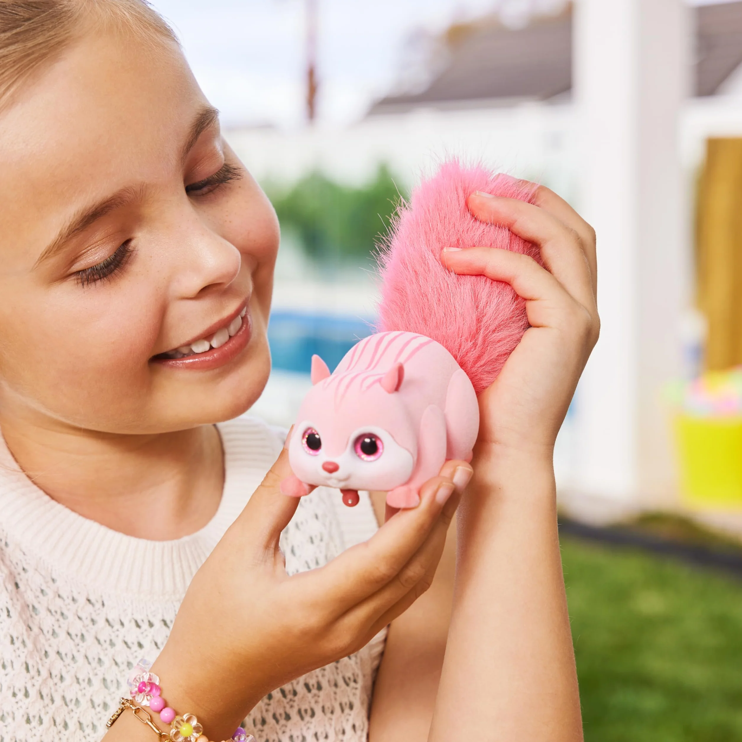Pets Alive Scurry'n Squirrel Pink firmy ZURU – interaktywny robot zwierzak, ruchoma wiewiórka z realistycznymi mi i dźwiękami, od 2 lat