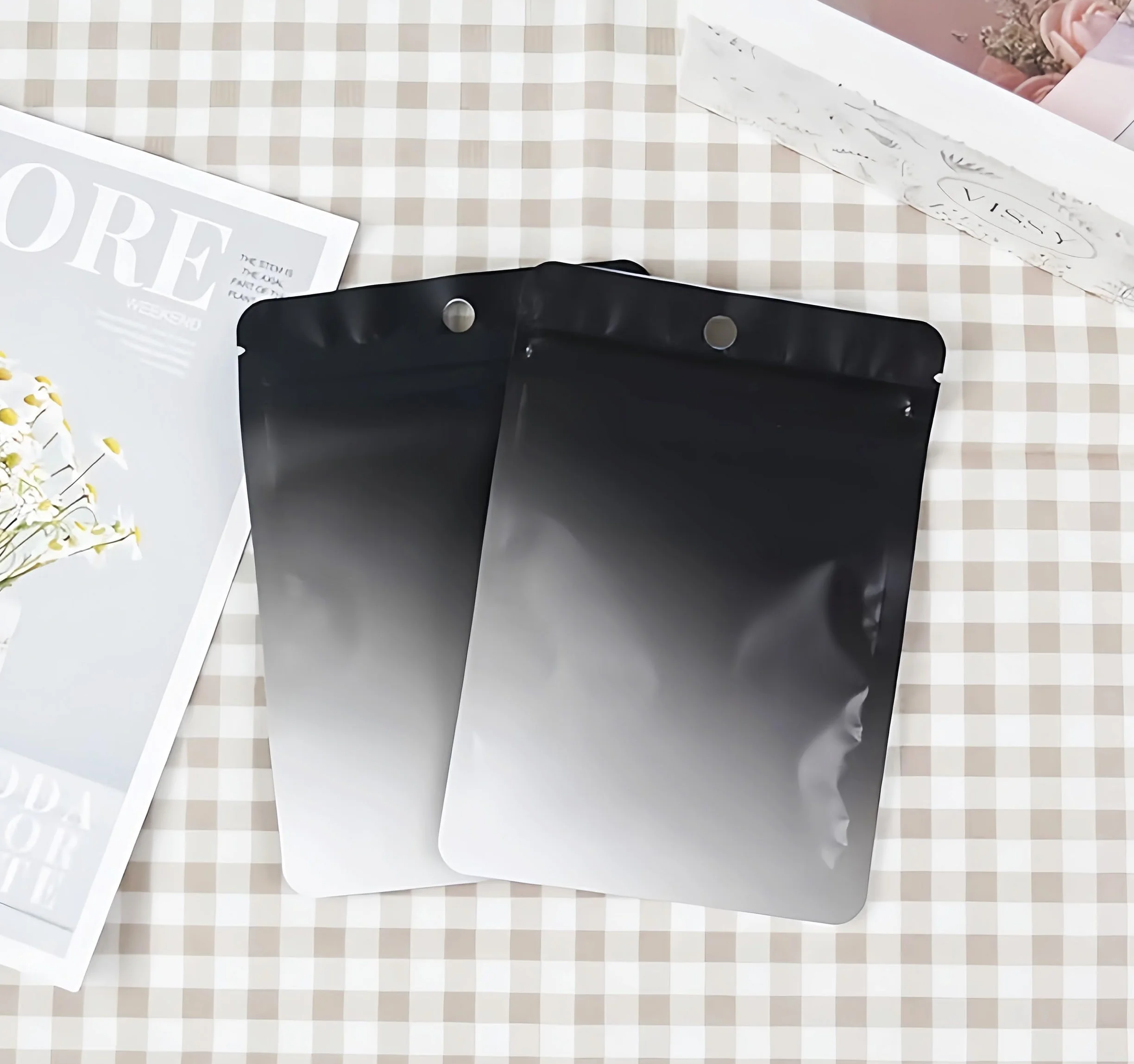 Rimiko 50 szt. zamykanych nieprzezroczyste torebek z zamkiem błyskawicznym, woreczki z folii aluminiowej, wielokrotnego użytku, małe torby z mylaru (czarno-białe, gradienty, 10,5 x 15 cm)