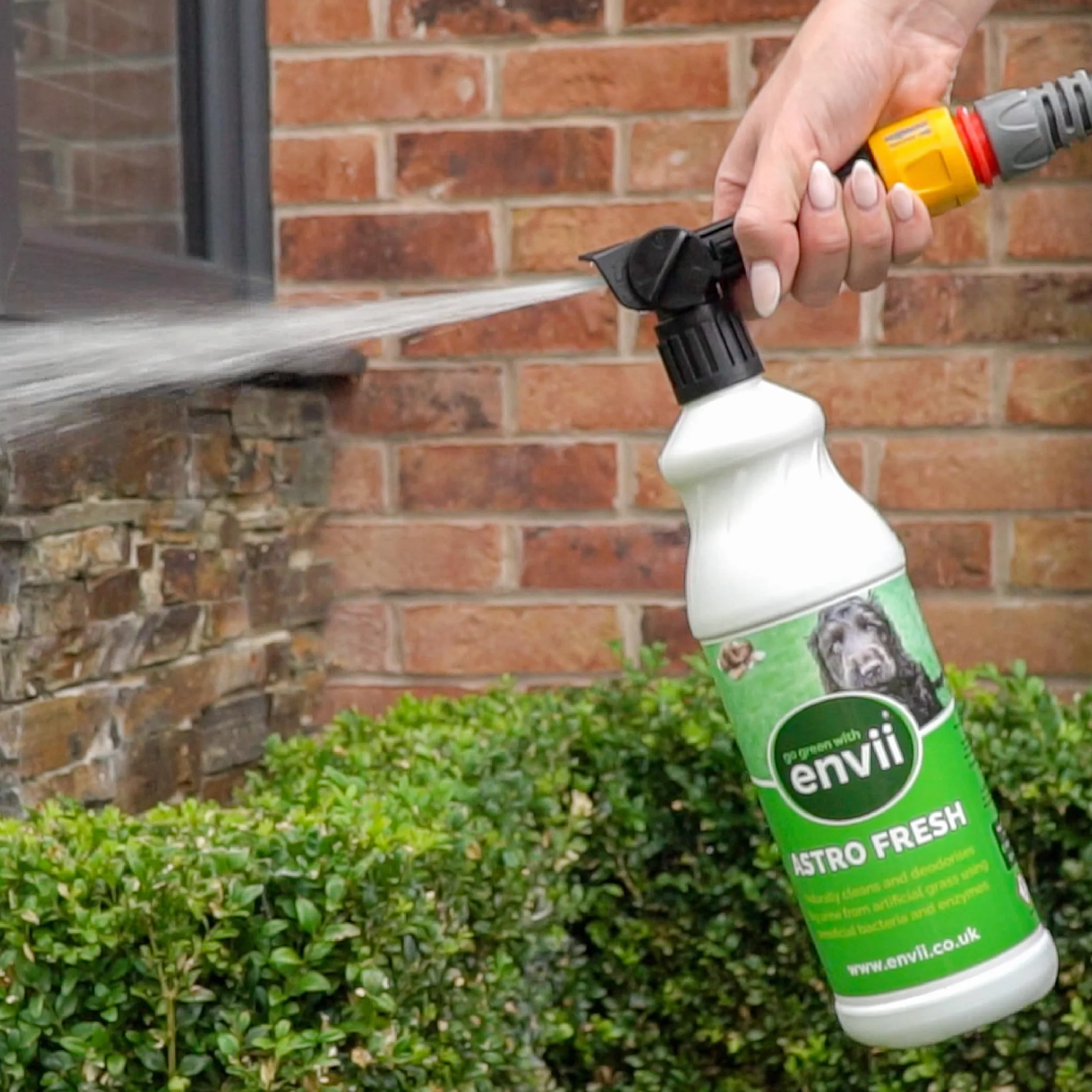 envii Astro Fresh – naturalny środek do czyszczenia sztucznej trawy dla psów, środek do usuwania moczu i zapachów, bez chemikaliów, gotowy do użycia opryskiwacz końcowy węża, łatwy w aplikacji, 1 l