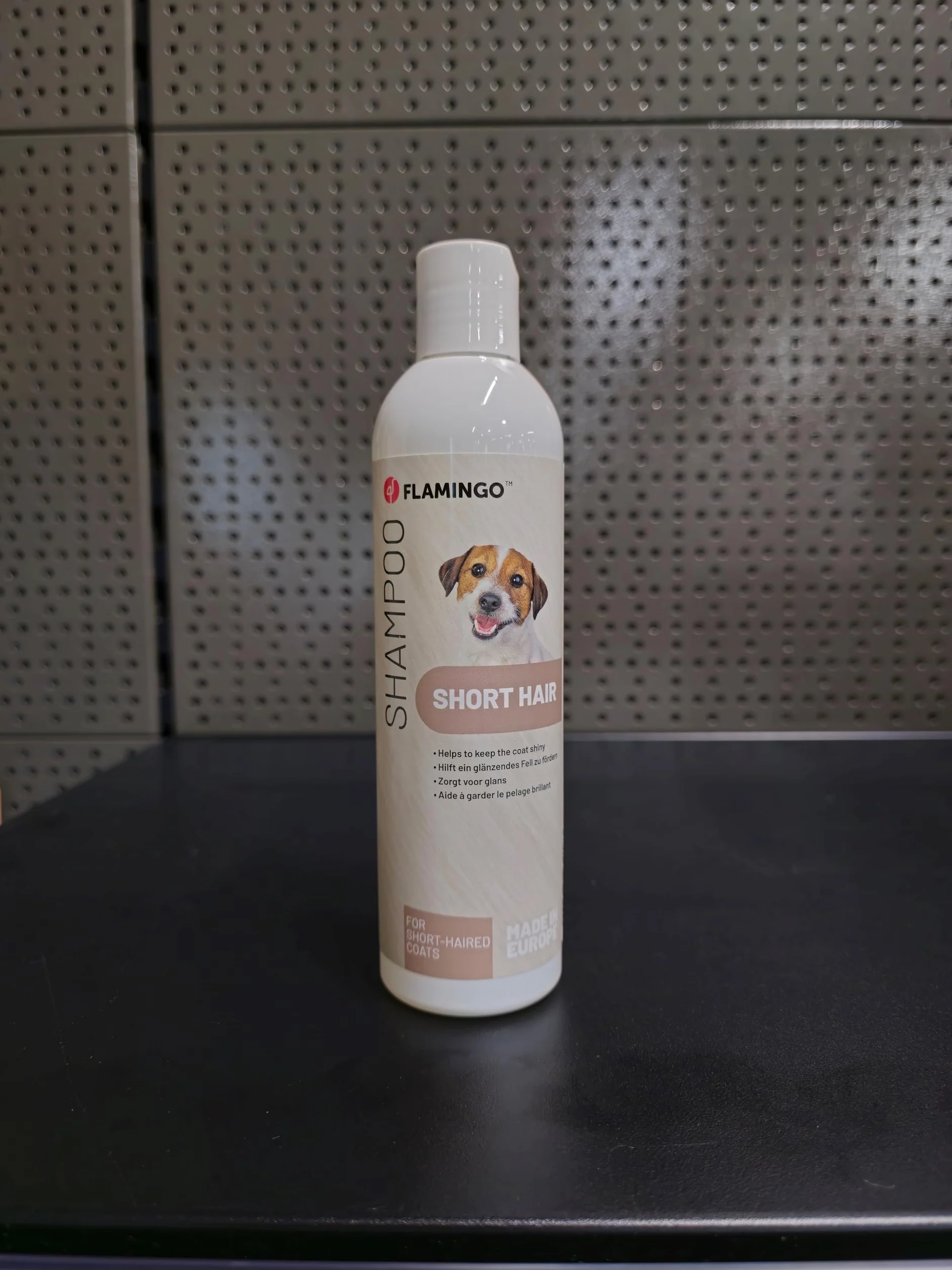 FLAMINGO Szampon dla psa 300 ML - Rasy krótkowłose - zachowuje naturalny połysk - przyczynia się do nawilżenia - najwyższa jakość dla Twojego psa - do częstego stosowania