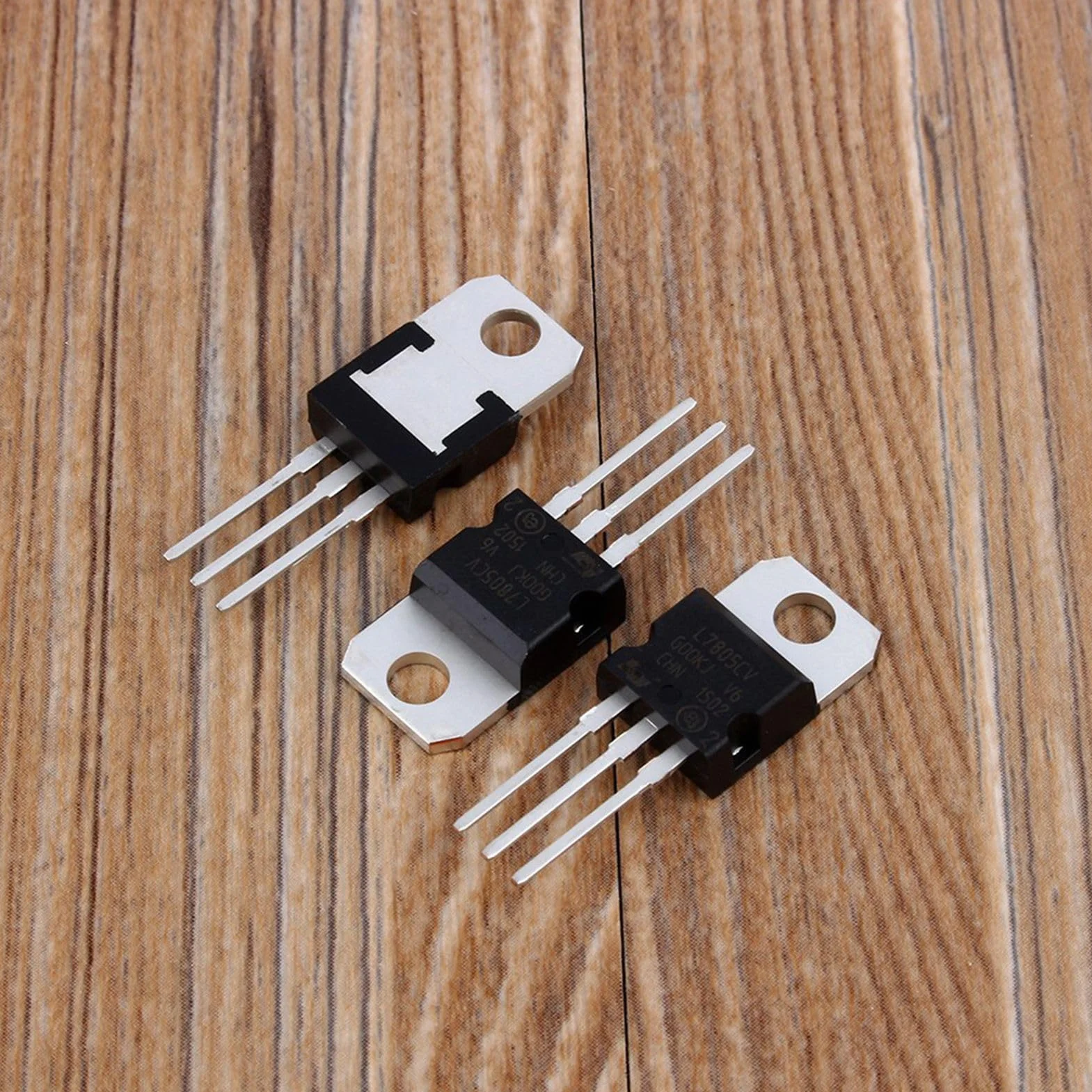 Aramox L7805 LM7805 7805 regulator napięcia +5V 1,5A