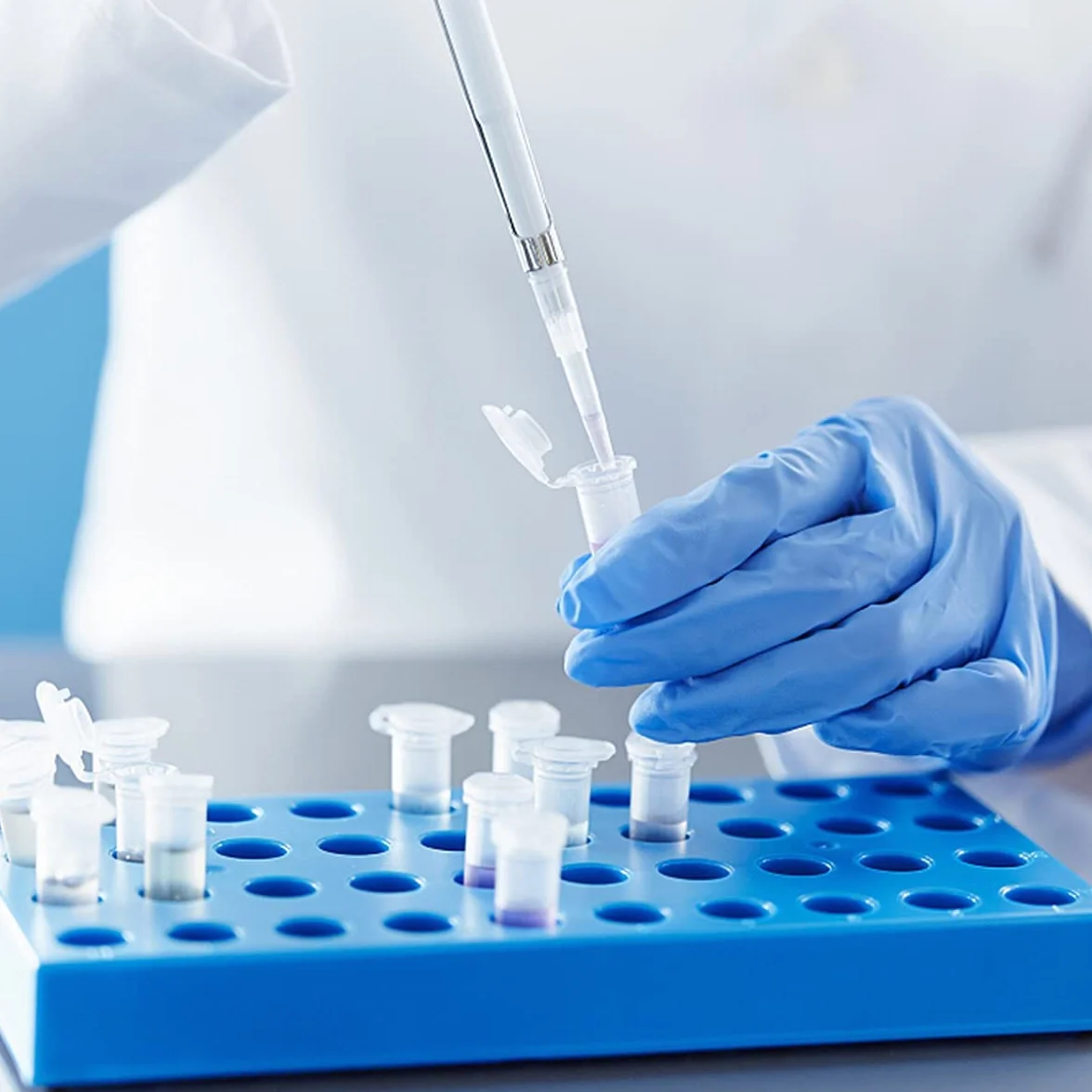HUAZIZ 150 sztuk mikroprobówek wirówkowych, naczynia reakcyjne 2 ml, przezroczyste, z tworzywa sztucznego, probówki, naczynie reakcyjne, pojemnik do przechowywania próbek, z nasadką zatrzaskową