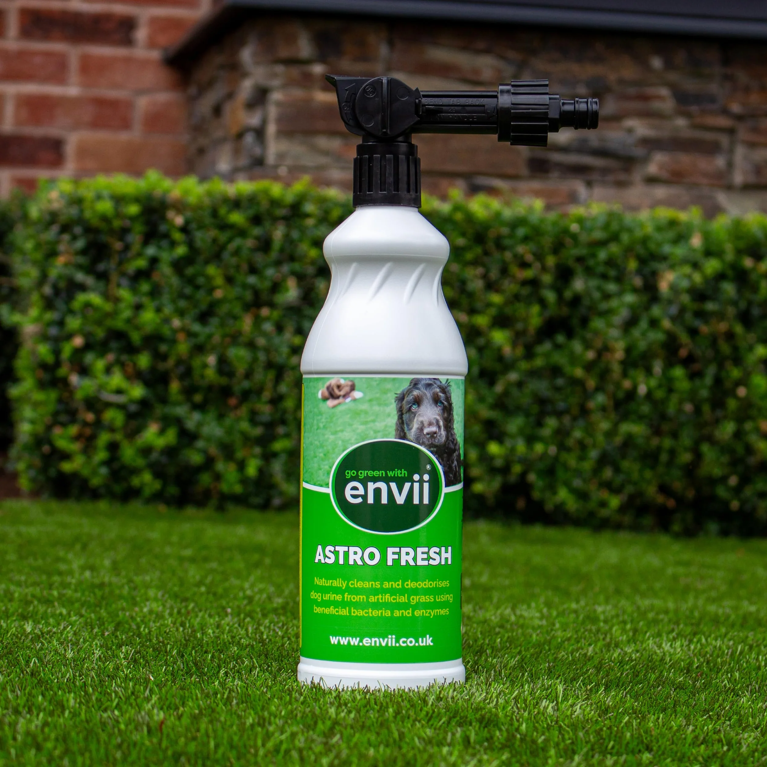 envii Astro Fresh – naturalny środek do czyszczenia sztucznej trawy dla psów, środek do usuwania moczu i zapachów, bez chemikaliów, gotowy do użycia opryskiwacz końcowy węża, łatwy w aplikacji, 1 l